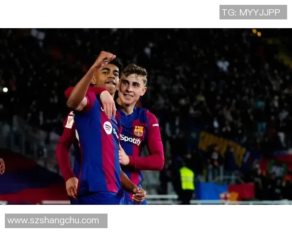 足球明星身着纯白西装展现优雅风采的精彩瞬间